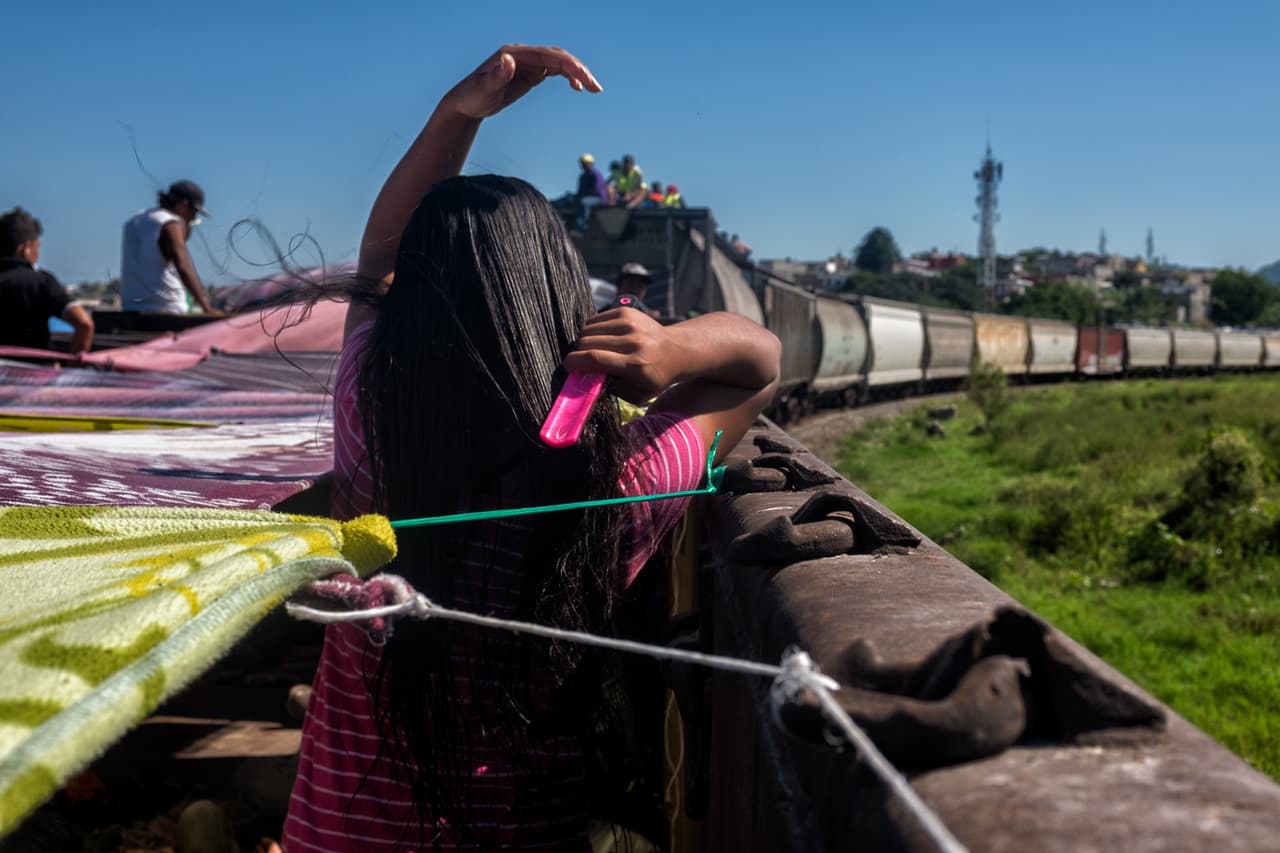 Andrea, de 14 años, se peina. Un hombre que vive cerca de las vías del tren ofreció su casa para que los miembros de la caravana se bañaran durante una parada corta del tren.