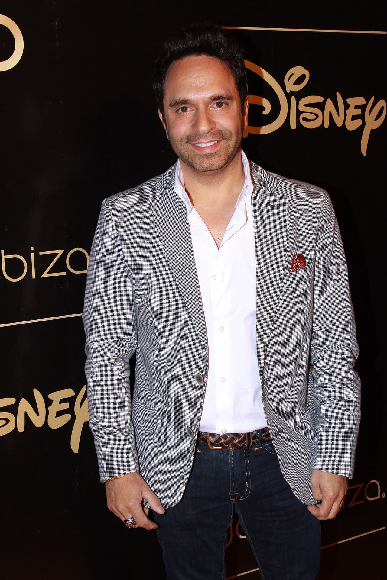 <b>Reynaldo Rossano</b> es un actor mexicano conocido por sus participaciones en exitosos programas de comedia como 'La hora pico', 'La parodia', 'Vecinos', así como algunas telenovelas entre las que se encuentran 'Las tontas no van al cielo', 'Miss XV', 'Qué pobres tan ricos', por mencionar algunas.
<br>