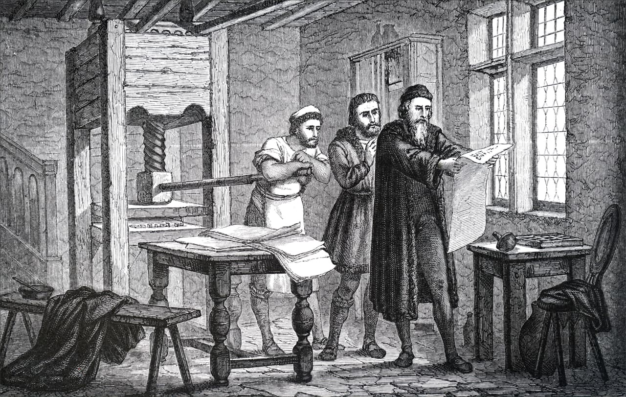 Fue desarrollada alrededor de 1440 en Alemania. Resultó tan influyente que provocó revoluciones, agitación religiosa, extendió el pensamiento científico. El escritor estadounidense Mark Twain escribiría más tarde: "lo que el mundo es hoy, bueno y malo, se le debe a Gutenberg".
