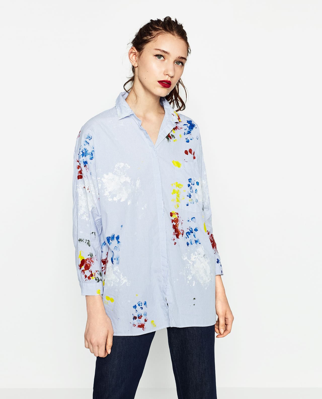<b>Se vende: camisa con manchas</b>
<br>
<a href="http://www.zara.com/us/en/woman/tops/view-all/printed-poplin-shirt-c733890p3757530.html">Por 69.90 dólares</a>, puedes tener esta camisa de Zara con restos de pintura. Si tienes hijos pequeños o te gusta hacer manualidades en casa, probablemente ya haya una camisa así en tu clóset.
<br>