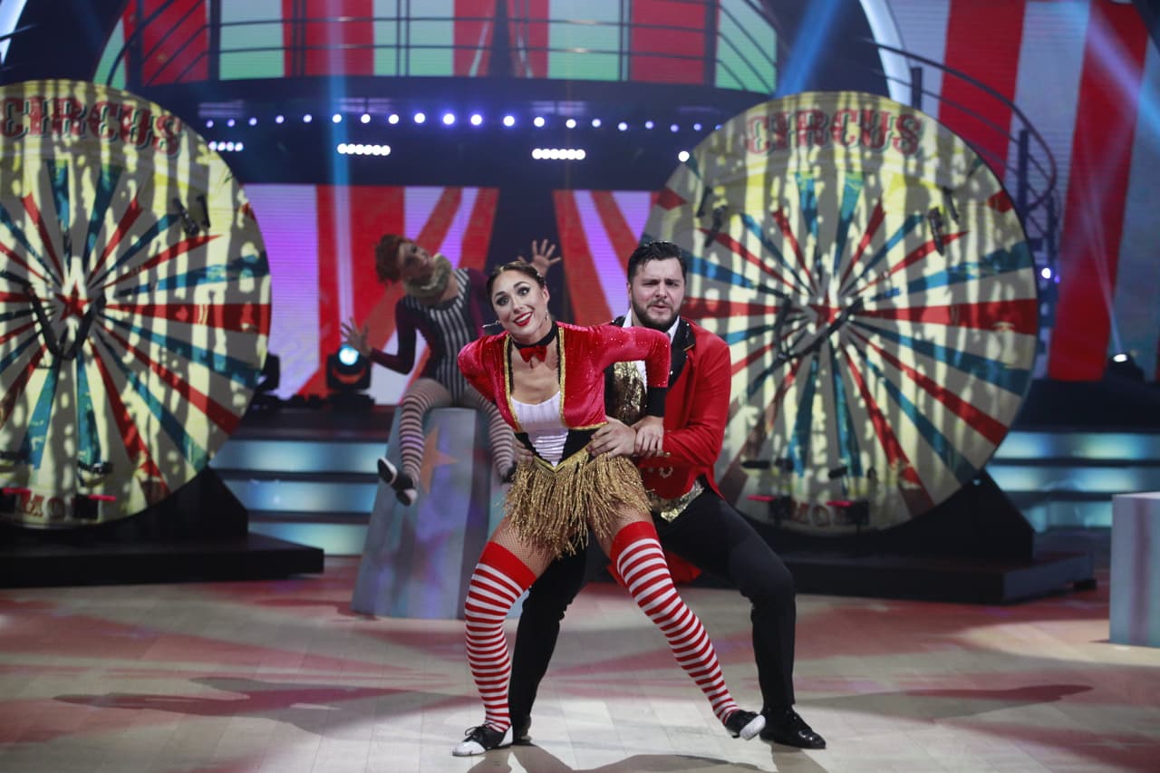 Sin embargo, y como todo un profesional, él siguió con el show que incluyó cargadas.