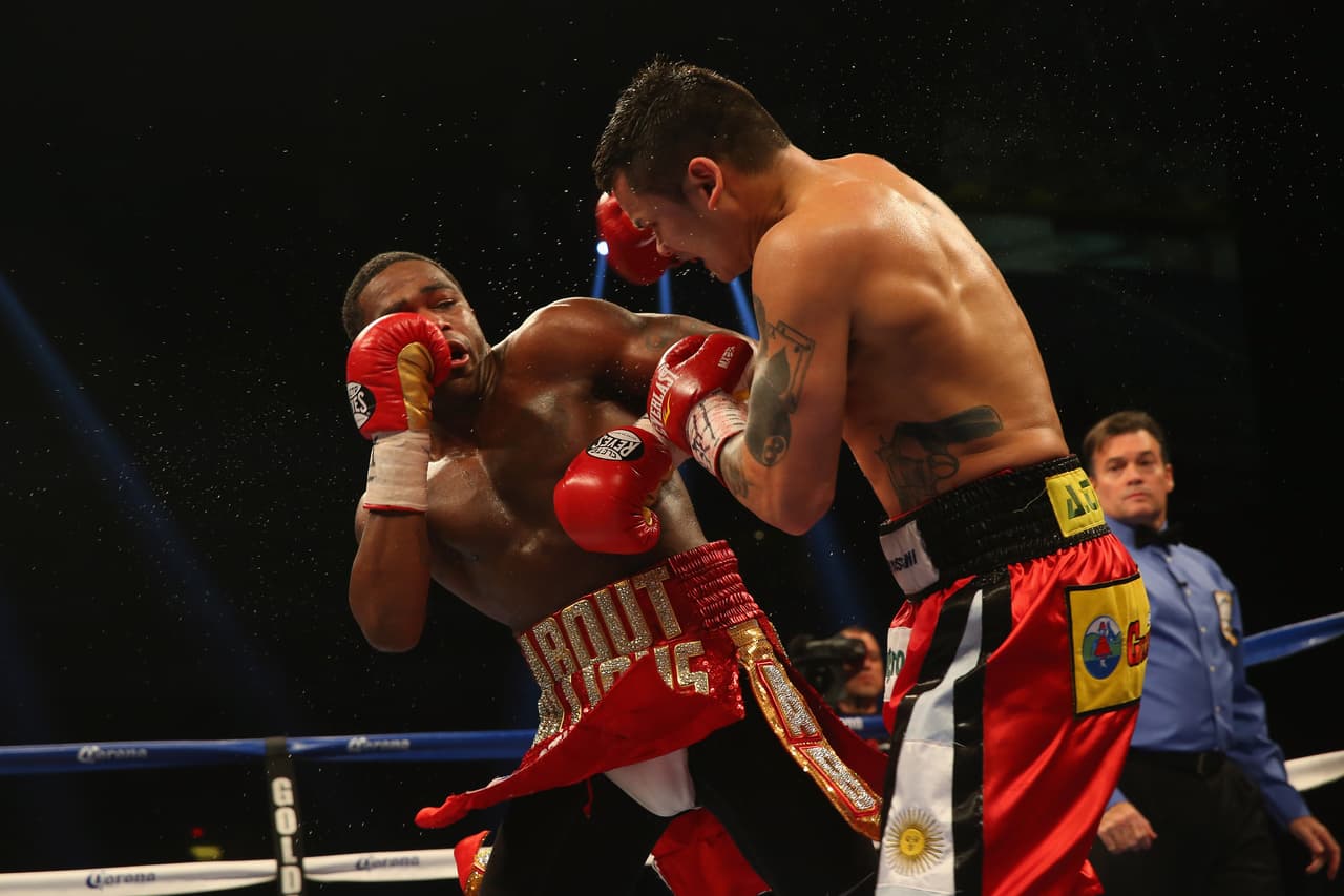 El estadounidense, en pelea contra el argntino Marcos 'Chino' Maidana, decidió tomar a su rival por la cintura cuando estaba de espaldas y simular un movimiento sexual.