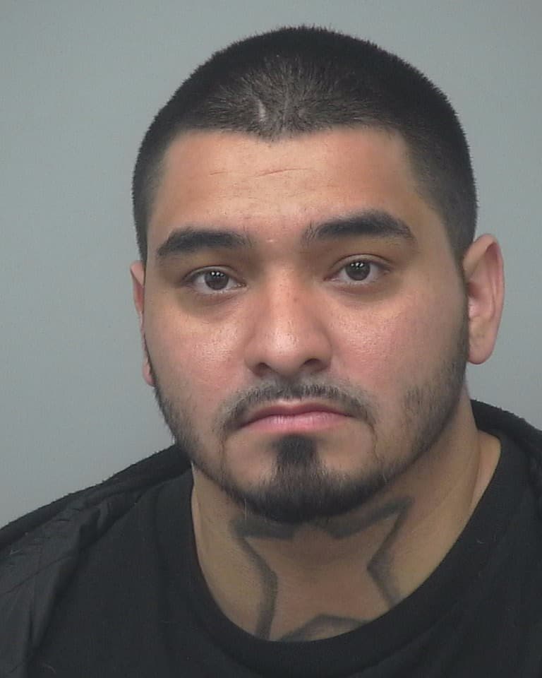 Martínez, originario de Wichita Falls, Texas, fue acusado de siete cargos de posesión de arma de fuego por un convicto, violación a la libertad condicional, tráfico de metanfetamina y violación a la Ley antipandillas de Georgia.