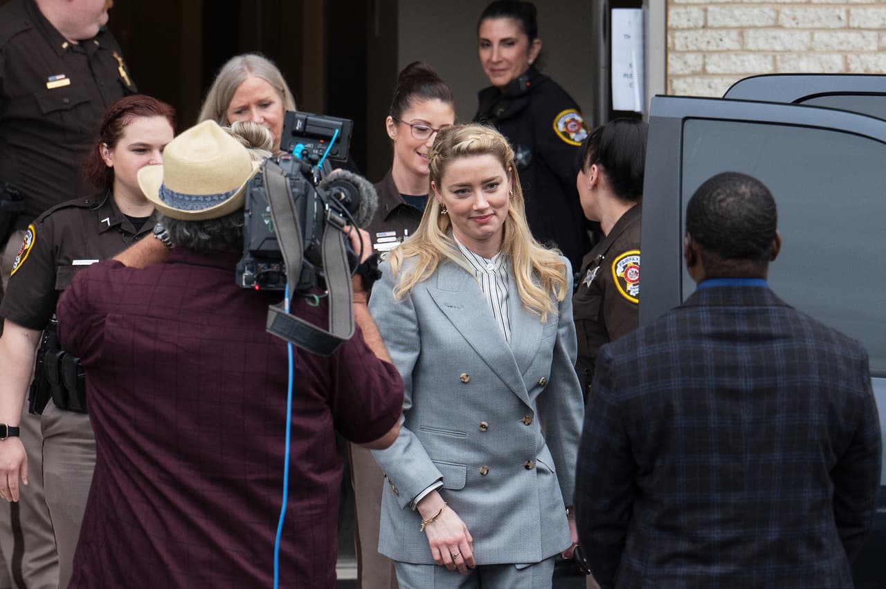 La actriz Amber Heard sale del Tribunal del Condado de Fairfax el viernes 27 de mayo de 2022 en Fairfax, Virginia.