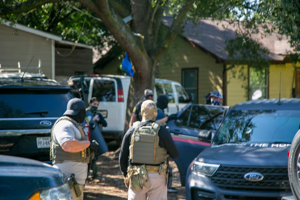 Ocurrió la mañana del lunes 27 de octubre de 2025, los agentes fueron detrás de tres inmigrantes, originarios de San Luis Potosí, México, quienes
<b><a href="https://www.univision.com/local/houston-kxln/mi-bebe-solo-tiene-1-anito-agentes-federales-quitan-la-luz-de-una-casa-y-arrestan-a-varios-inmigrantes-video" target="_blank">fueron detenidos durante el operativo</a></b>.