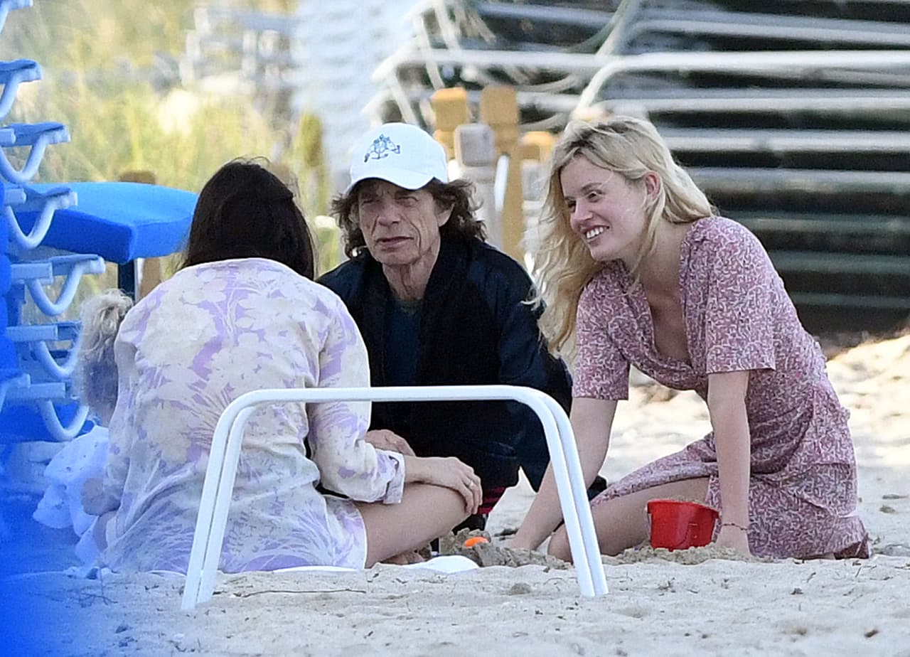 El vocalista de la banda británica se relajó junto a su familia a tan solo unas horas de anunciar la cancelación de su próxima gira por suelo norteamericano.