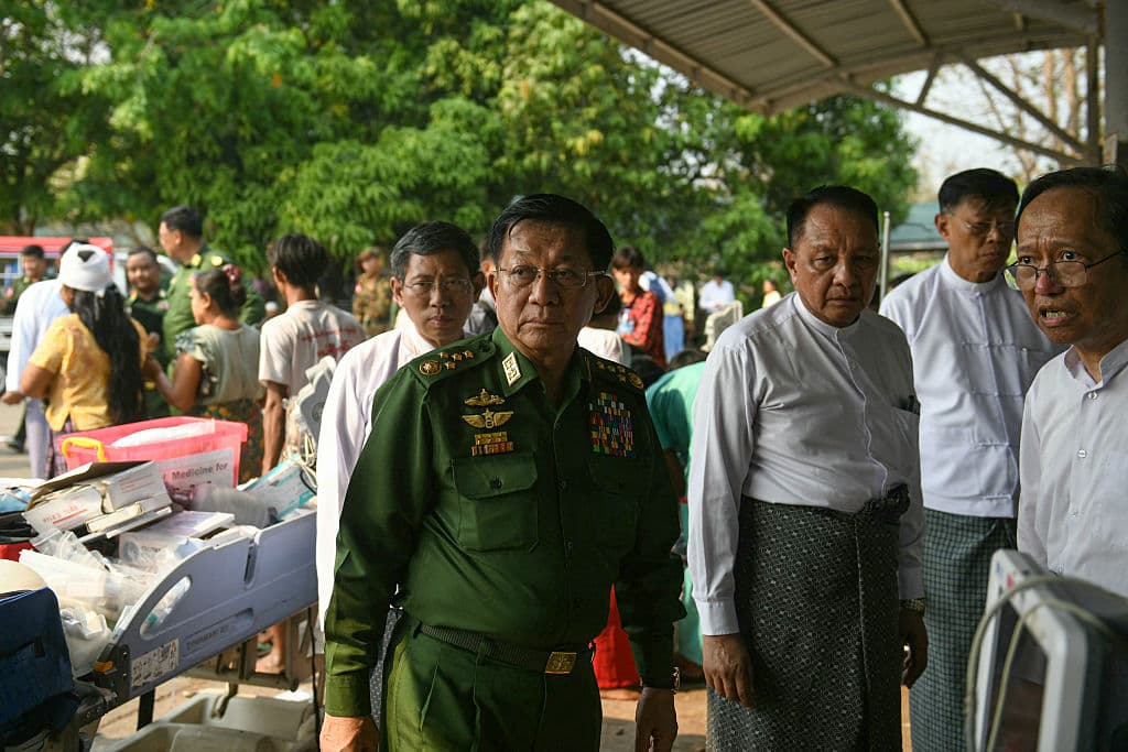 Min Aung Hlaing (C), jefe de la junta militar birmana, visitó un hospital que atendía a sobrevivientes del terremoto. (Photo by Sai Aung MAIN / AFP) (Photo by SAI AUNG MAIN/AFP via Getty Images)