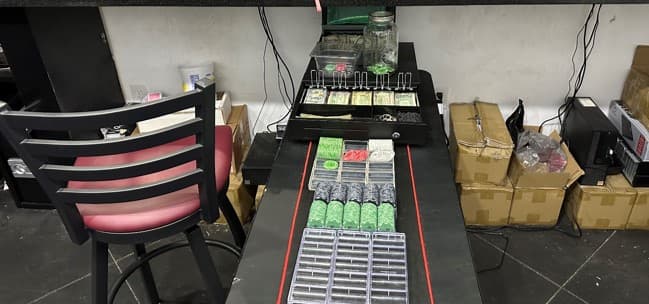 Los agentes arrestaron a cinco empleados por juegos de azar comerciales y 13 clientes fueron arrestados por juegos de azar. En el negocio se incautaron más de $50,000 en efectivo, junto con parafernalia relacionada con el juego y otros elementos probatorios.