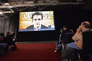 Snowden se dirigió a los asistentes a la conferencia a través de una comunicación de video desde Moscú.
