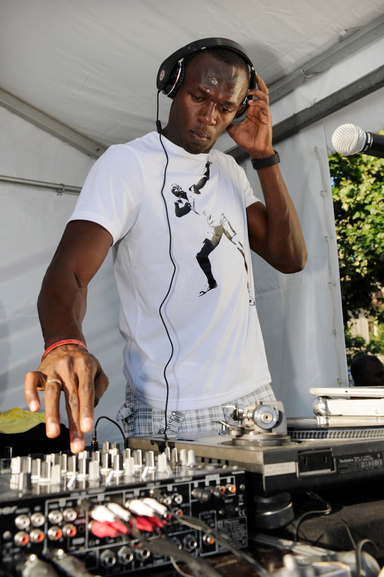 Es una estrella dentro y fuera de las pistas. En la imagen cuando fue Dj invitado en un programa de la radio nacional de Suiza en 2010.