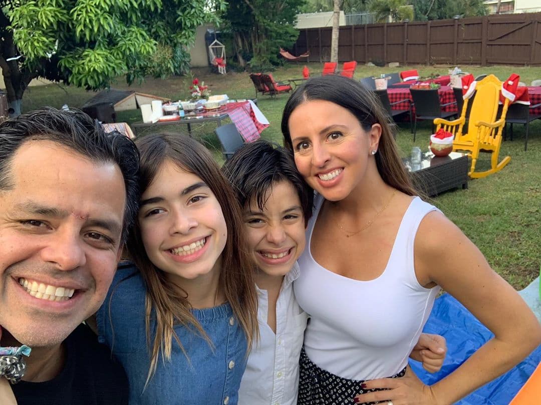 Sus hijos están a punto de entrar a la adolescencia pero para él siguen siendo sus niños.