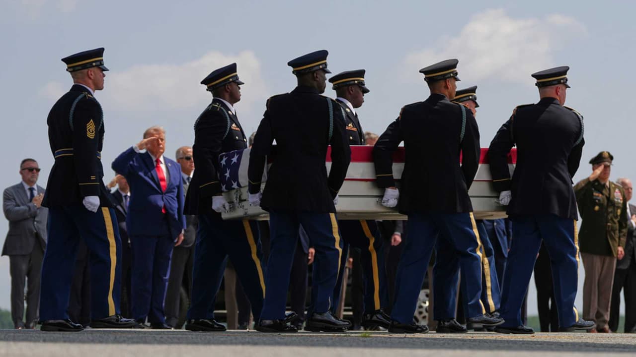 Donald Trump encabeza honores a soldados caídos y advierte ataques más fuertes contra Irán