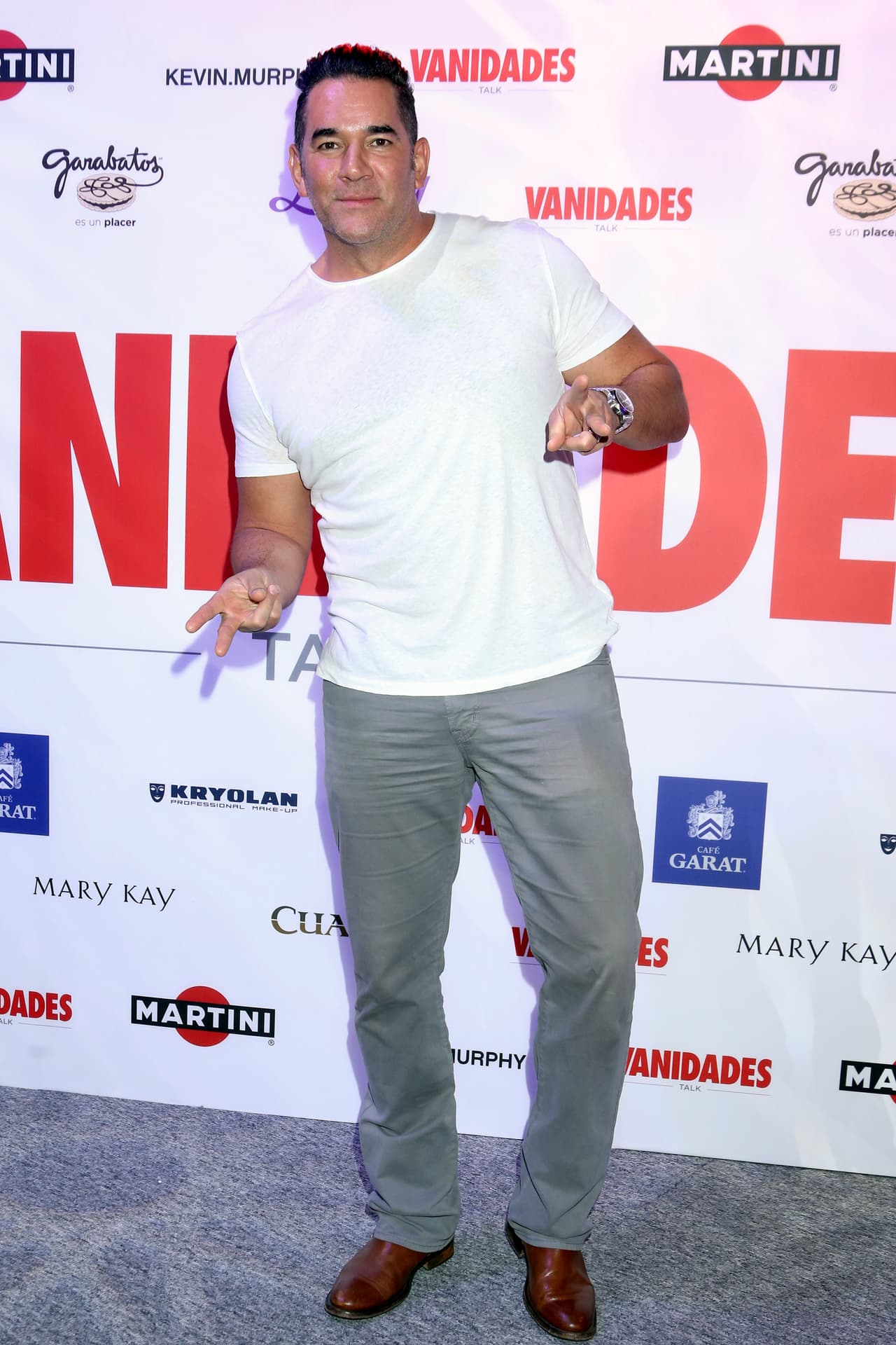 <b><a href="http://www.univision.com/temas/eduardo-santamarina">Lalo</a></b>
<a href="http://www.univision.com/programas/novelas/8-parejas-de-famosos-que-se-convirtieron-en-papas-por-partida-doble-fotos">es padre de unos gemelos que procreó durante su matrimonio con Itatí Cantoral</a>, y también tiene una hija producto de su amor con
<b><a href="http://www.univision.com/temas/mayrin-villanueva">Mayrín Villanueva</a></b>.