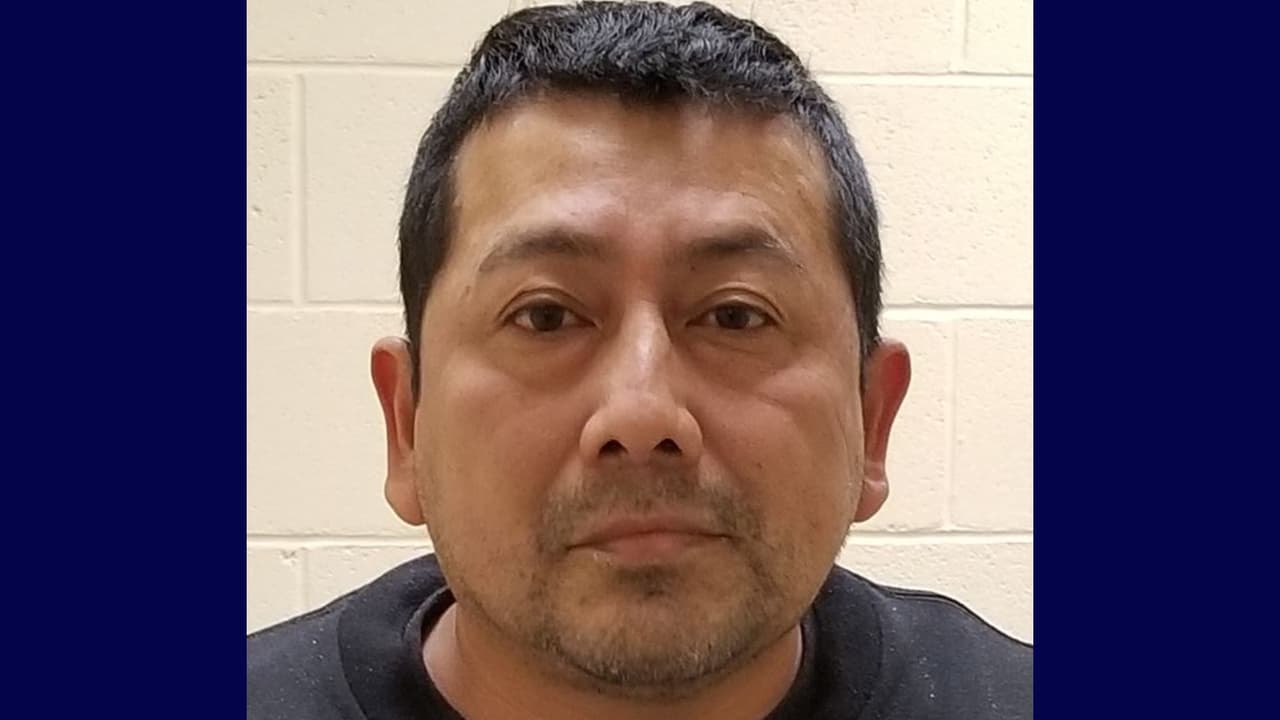 Miguel Vásquez Hernández, un ciudadano guatemalteco que tiene registros delictivos tras haber sido condenado por actos lascivos con un niño, un delito grave, en Los Angeles, California, fue detenido cerca de Douglas, Arizona, luego de cruzar la frontera ilegalmente.