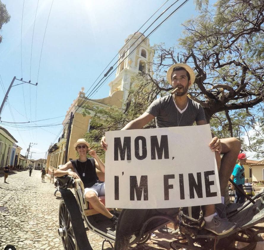 En esa plataforma se ha hecho famoso por publicar fotos con la frase "Mom, I'm fine", la manera en que él encontró para consolar a su madre y no preocuparla a partir del viaje que inició por diferentes partes del planeta. 
<br>