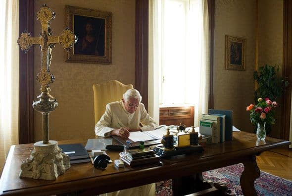 Además de escribir, también pasea por el pasto del palacio pontificio.