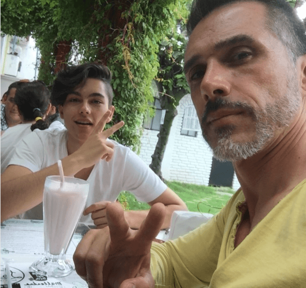 Así que Sergio Mayer y Bárbara Mori se convirtieron en unos jóvenes y guapos abuelitos.