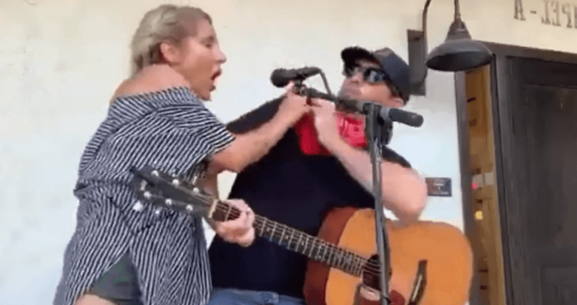 Una mujer tose a un músico durante una presentación en un hotel de Texas