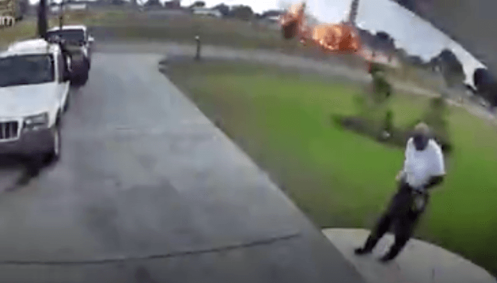 Un rayo cae a pocos metros de su casa y sobrevive para contarlo