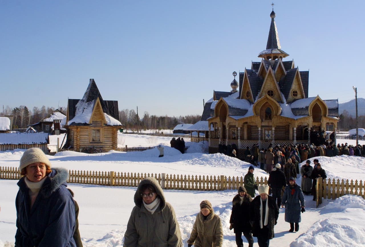 Torop, un exagente de tránsito que perdió su trabajo en 1989 y que dijo haber experimentado “un despertar” mientras el régimen de la Unión Soviética colapsaba, fue detenido por agentes armados y encapuchados quienes lo trasladaron a un helicóptero.
<br>
<br>En la imagen sus feligreses abandonan su iglesia en Petropavlovka, Siberia Oriental, tras escuchar un sermón suyo en 2002.