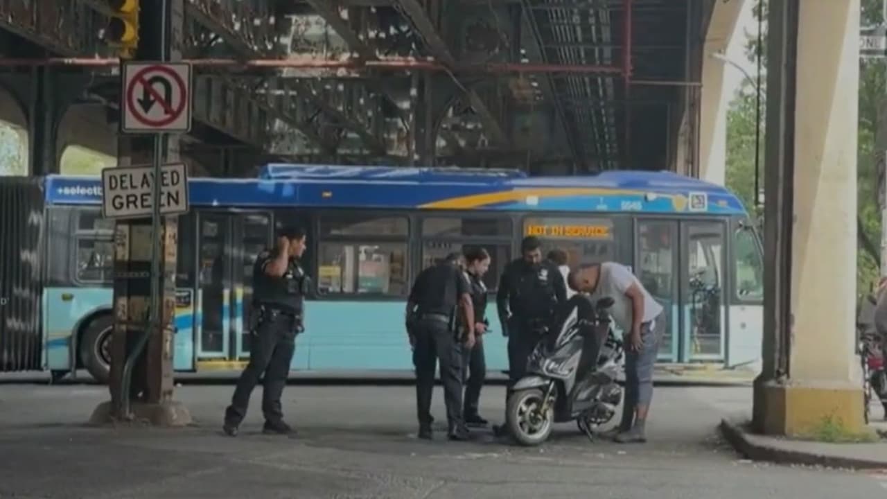 Un ciclista queda atrapado debajo un autobús de la MTA tras accidente en Allerton, El Bronx