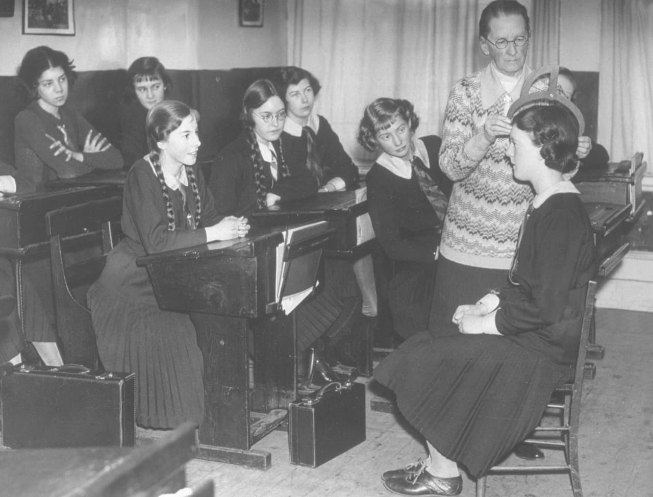 <b>Frenólogo</b>
<br>
<br>La frenología era una pseudociencia que suponía que la forma del cerebro humano era detectable en las protuberancias del exterior de los cráneos, y que estas protuberancias eran indicadores de moralidad o inteligencia, entre otras cualidades. Se originó a finales de 1700, pero la profesión quedó completamente desacreditada en la década de 1840.
<br>