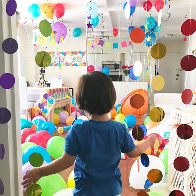 Y así fue como lo sorprendieron sus padres en su pequeña habitación.