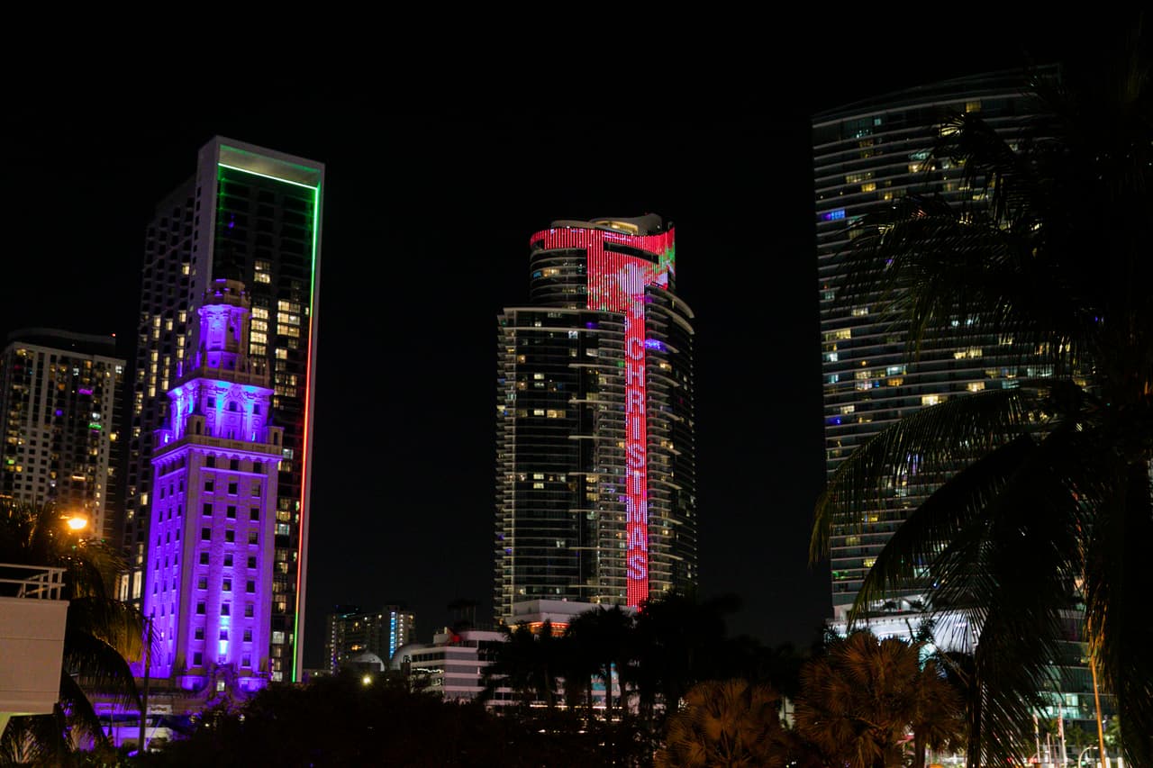 El bastón de caramelo más alto del mundo se iluminará en el emblemático edificio del Downtown de Miami.