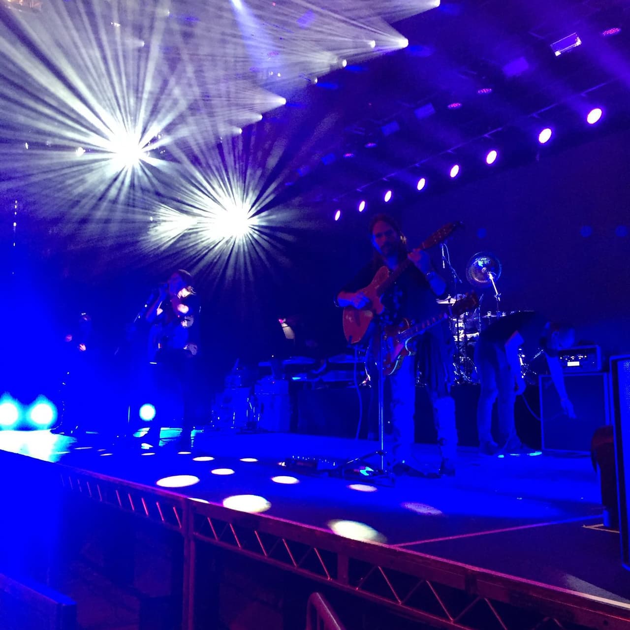 Durante el sound check, la banda afinó hasta el último detalle, para que todo fuera perfecto.