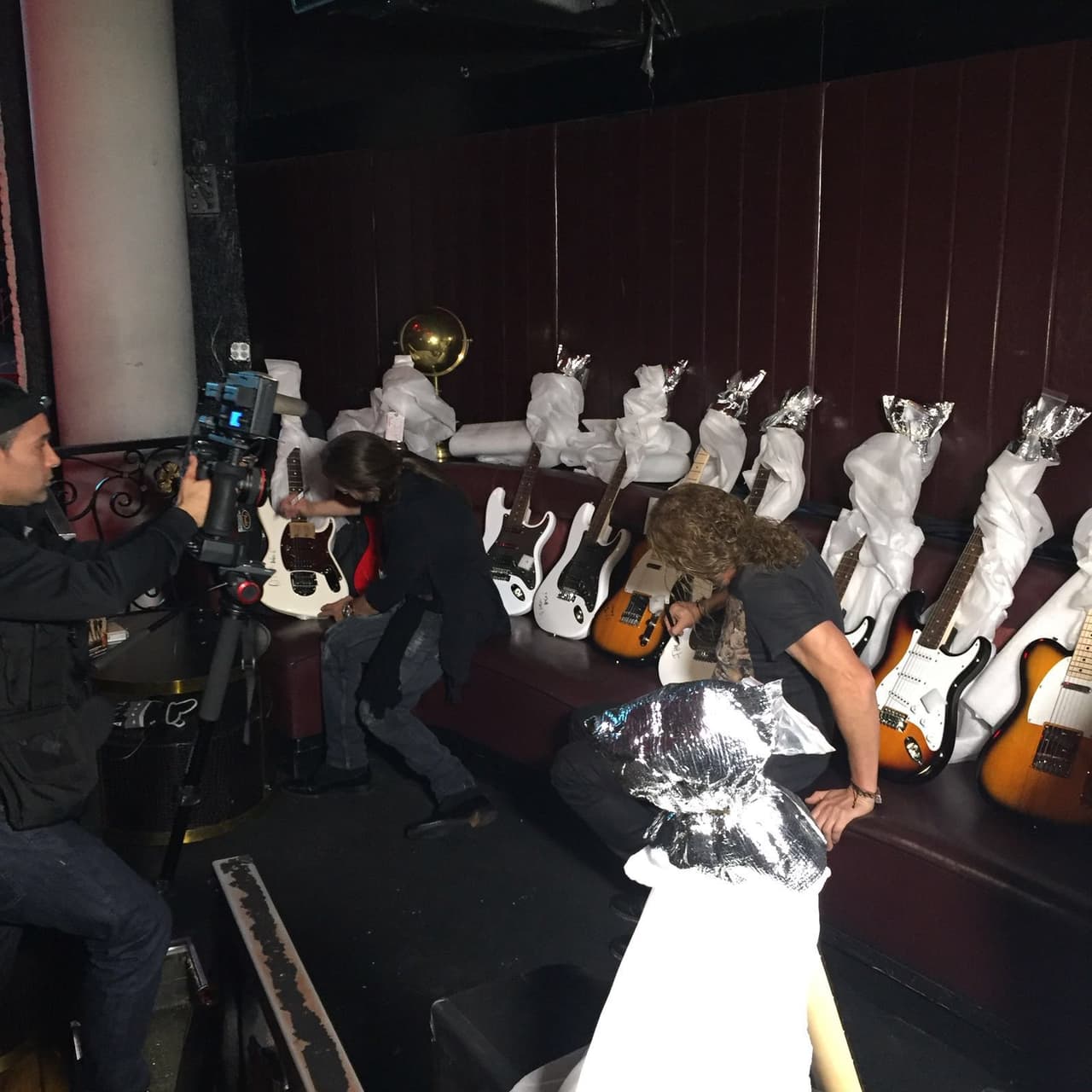 Los cuatro músicos se vieron súper dedicados con la enmienda de plasmar su firma en cada instrumento.