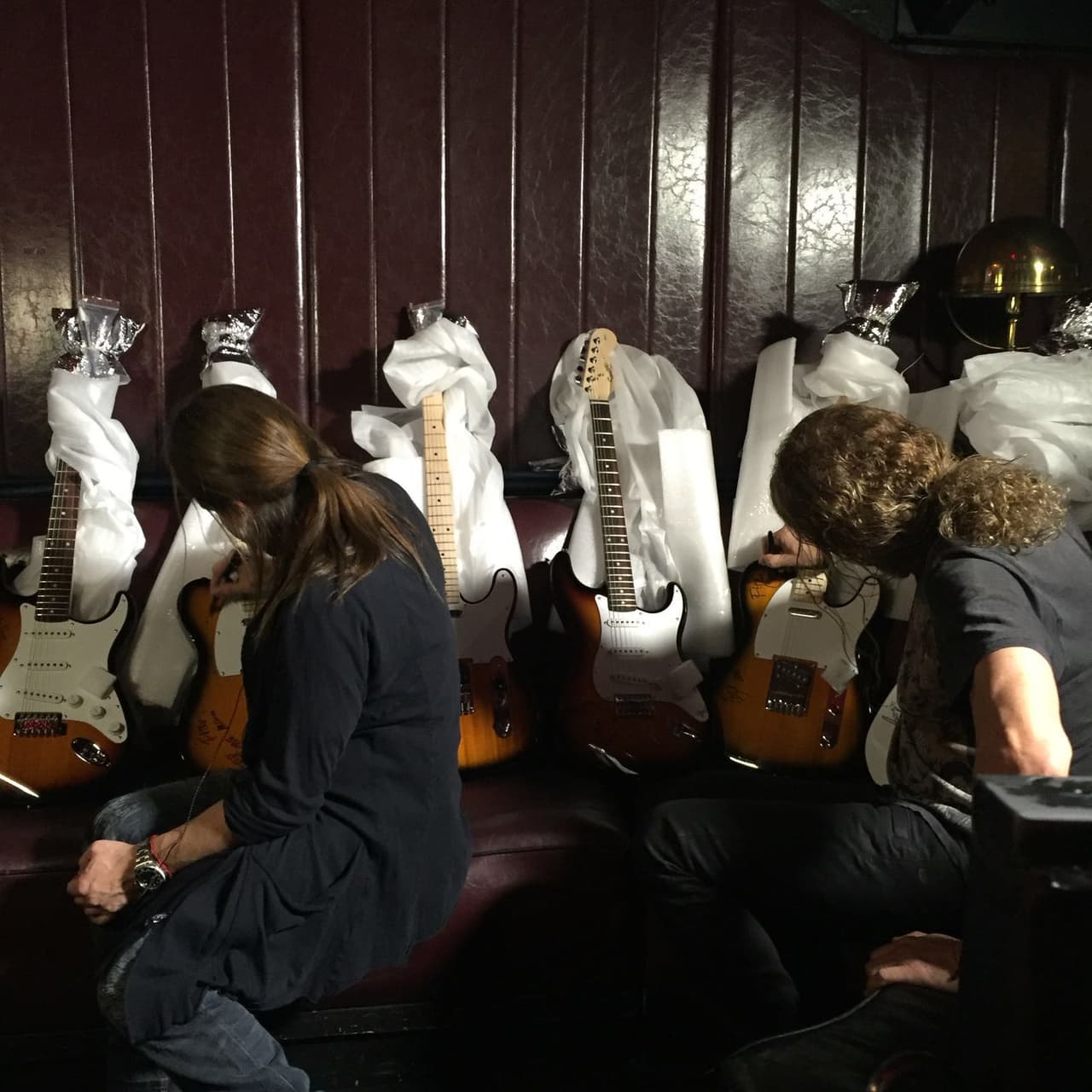 Con gusto, los integrantes se esmeraron en firmar hasta la última de las piezas que seguro quedarán en manos de sus más fieles seguidores.