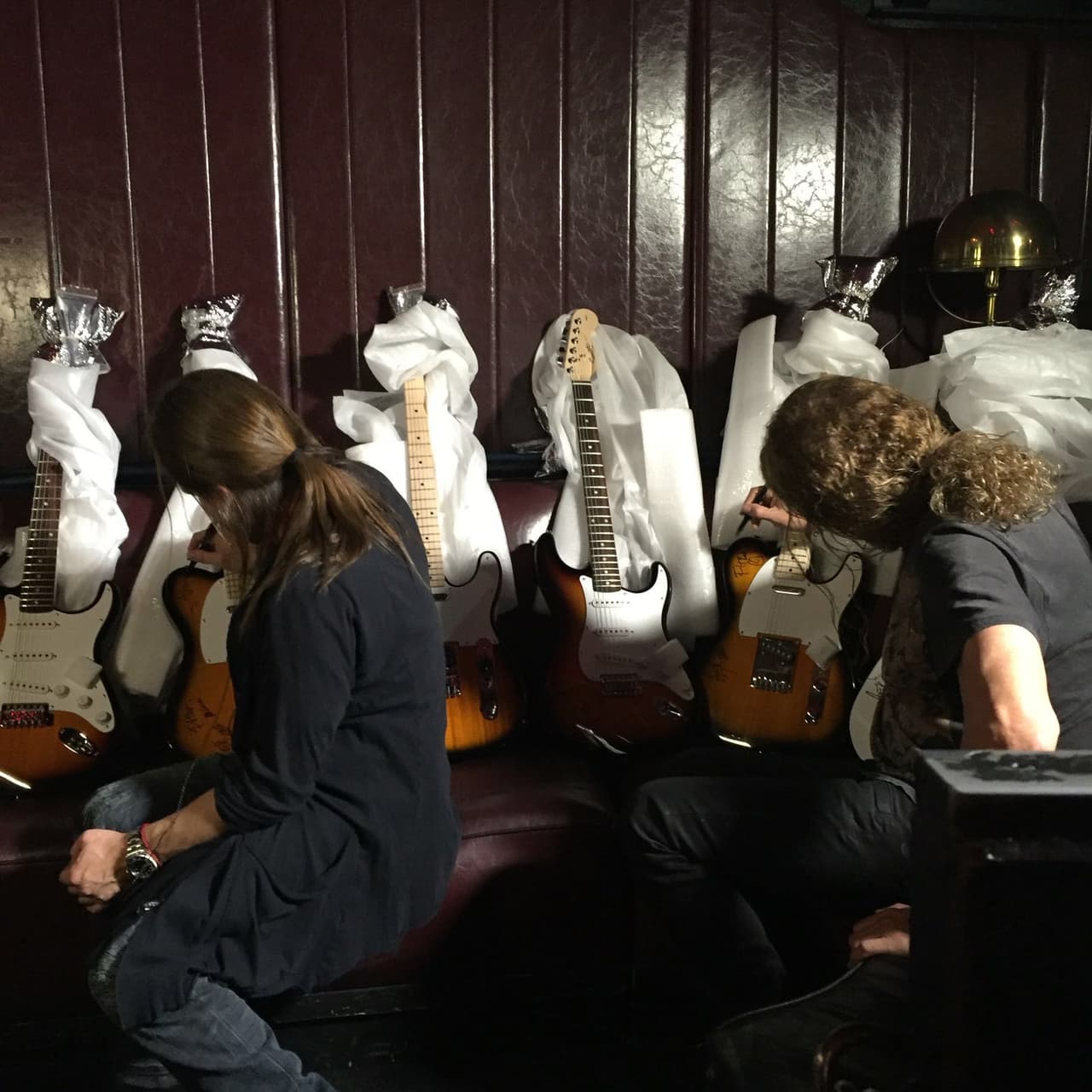 Todos los integrantes firmaron varias guitarras que serían regalada a los radioescuchas.