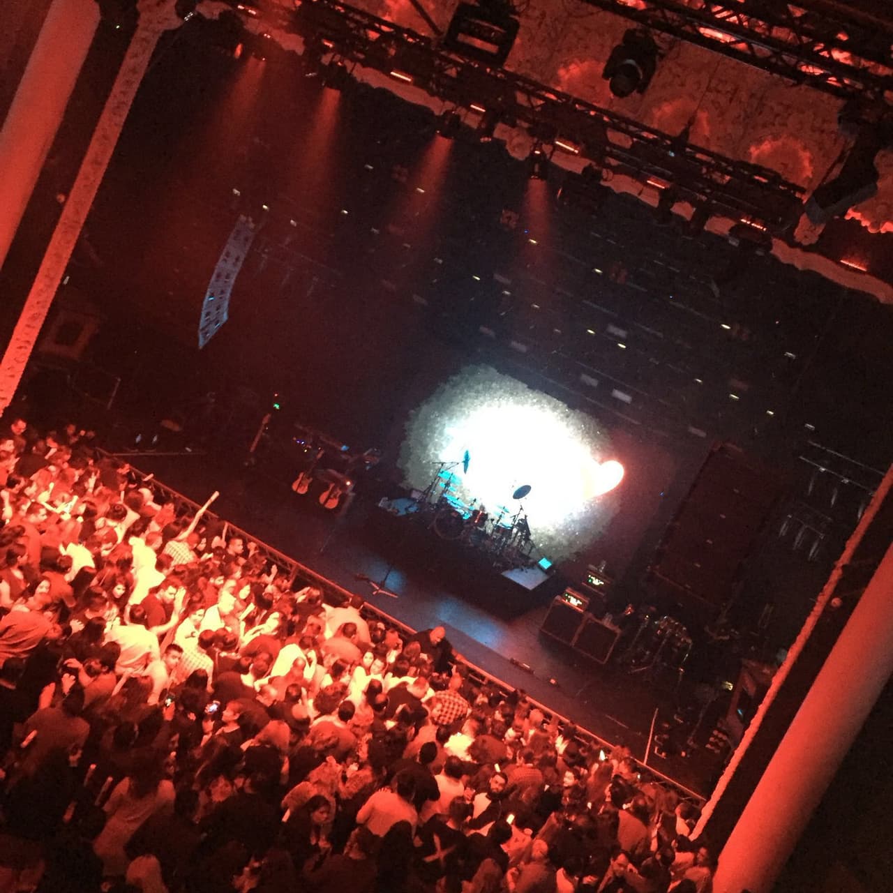 El público fue puntual a la cita, y al dar las 9:00 de la noche (Hora de Los Ángeles) el lugar lució repleto.