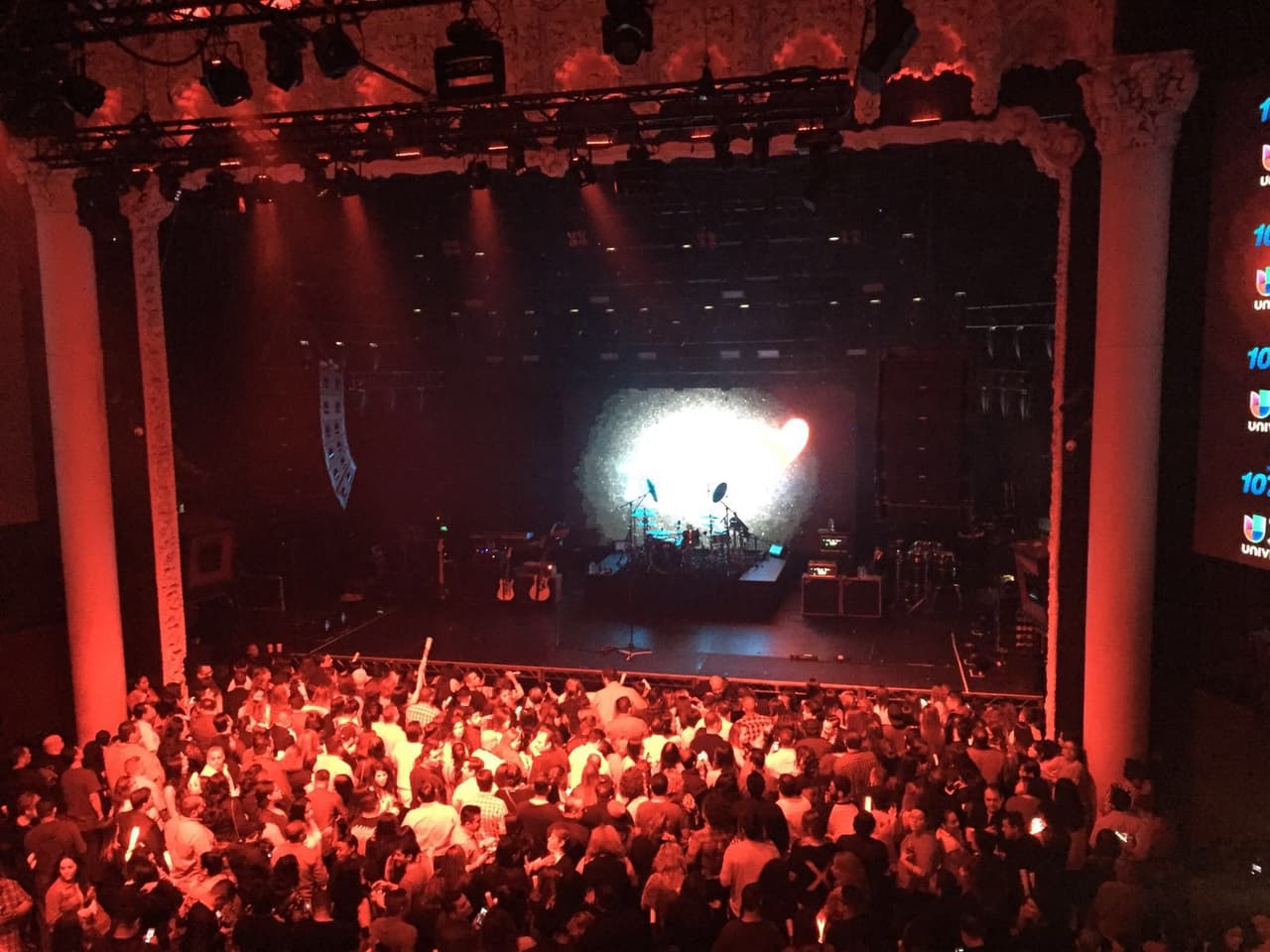 Mientras la banda anunciaba su salida al escenario lo gritos y aplausos fueron parte del preambulo.