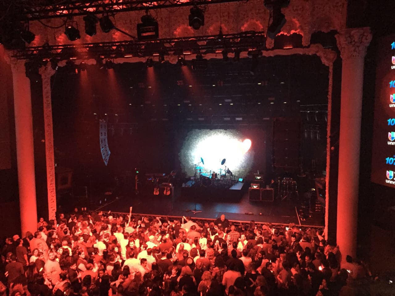 Los asistentes por su parte, respondieron a todo pulmón a cada una de las canciones que interpretaron.