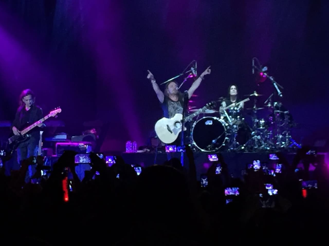 Uno de los momentos más sentidos entre los asistentes, fue cuando se escucharon los primeros acordes de 'Vivir sin Aire'.