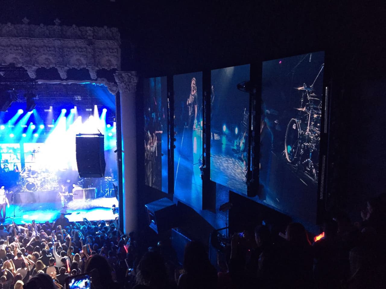 Otro de los temas que puso a todos de pie, fue una extraída de esta misma producción fue 'Me Vale', tema que es interpretado por el baterista Alex González.