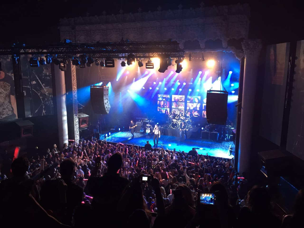 El show de la agrupación mexicana inició con 'La Prisión', tema que se desprende de su más reciente producción, 'Cama Incendiada'.