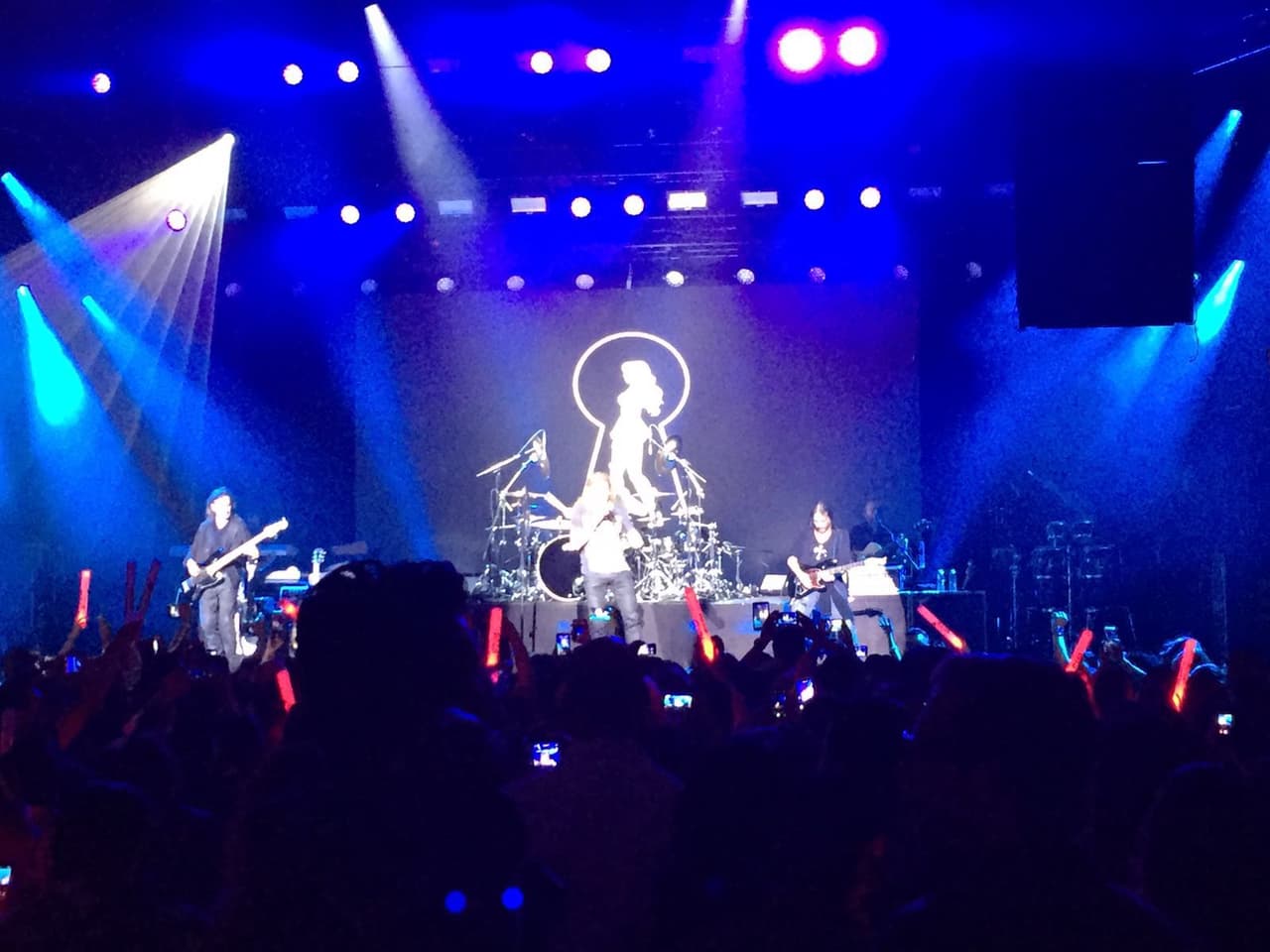 El resto de los integrantes de la banda, secundaron el acto del vocal.