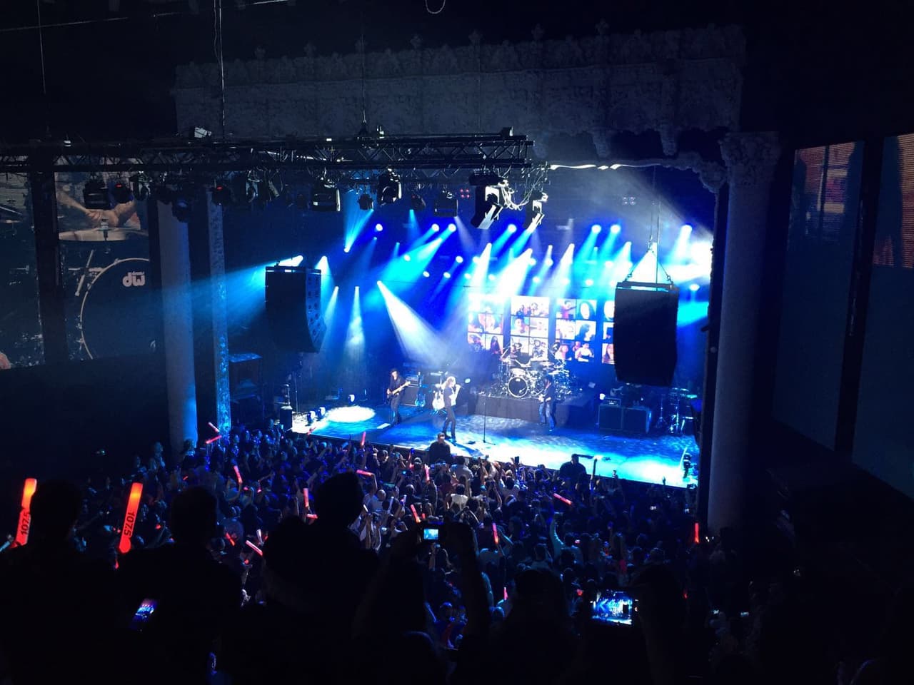 Uno de los hot moments de la noche, fue cuando el vocalista levantó una botella y brindó por los latinos.