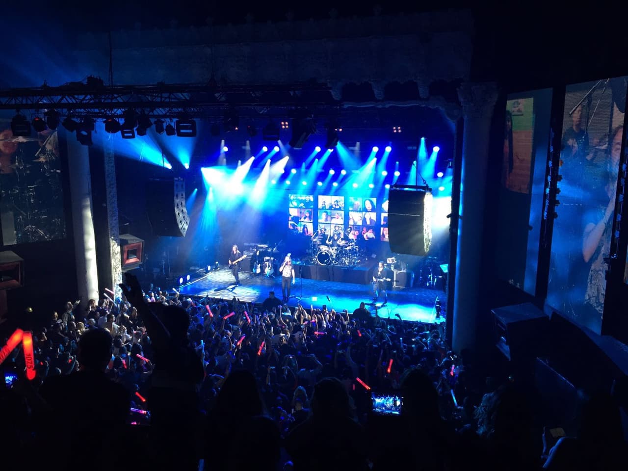 Esa acción fue suficiente para hacer que los presentes les respondieran con gritos y porras.