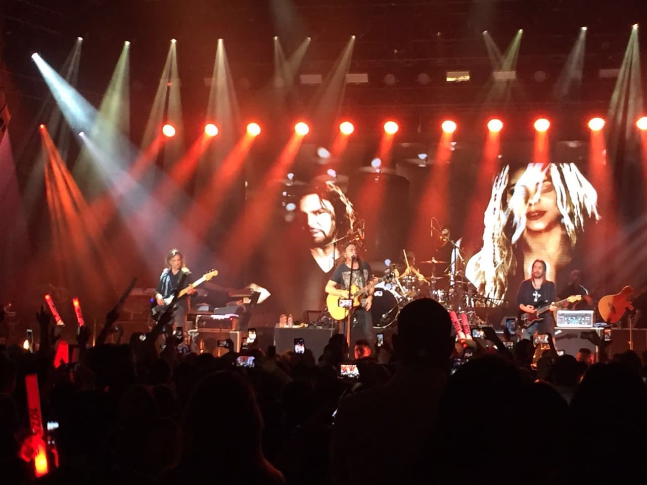 Maná se presentó en un show súper íntimo ante un pequeño público, pero que le respondieron como si se tratara de un estadio repleto.