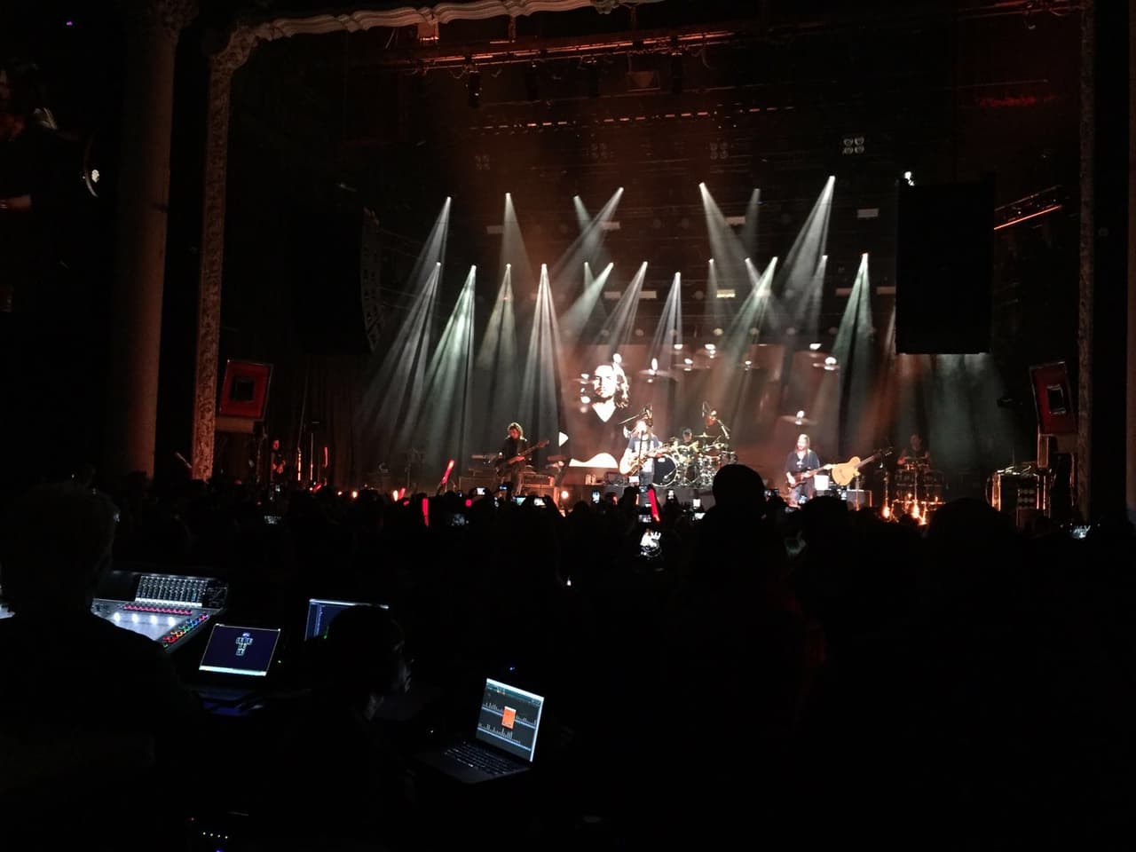 Maná continuó con una enérgica velada en la que no faltaron los puntos emotivos y claro, las rolas que pusieron a bailar a todo el recinto.