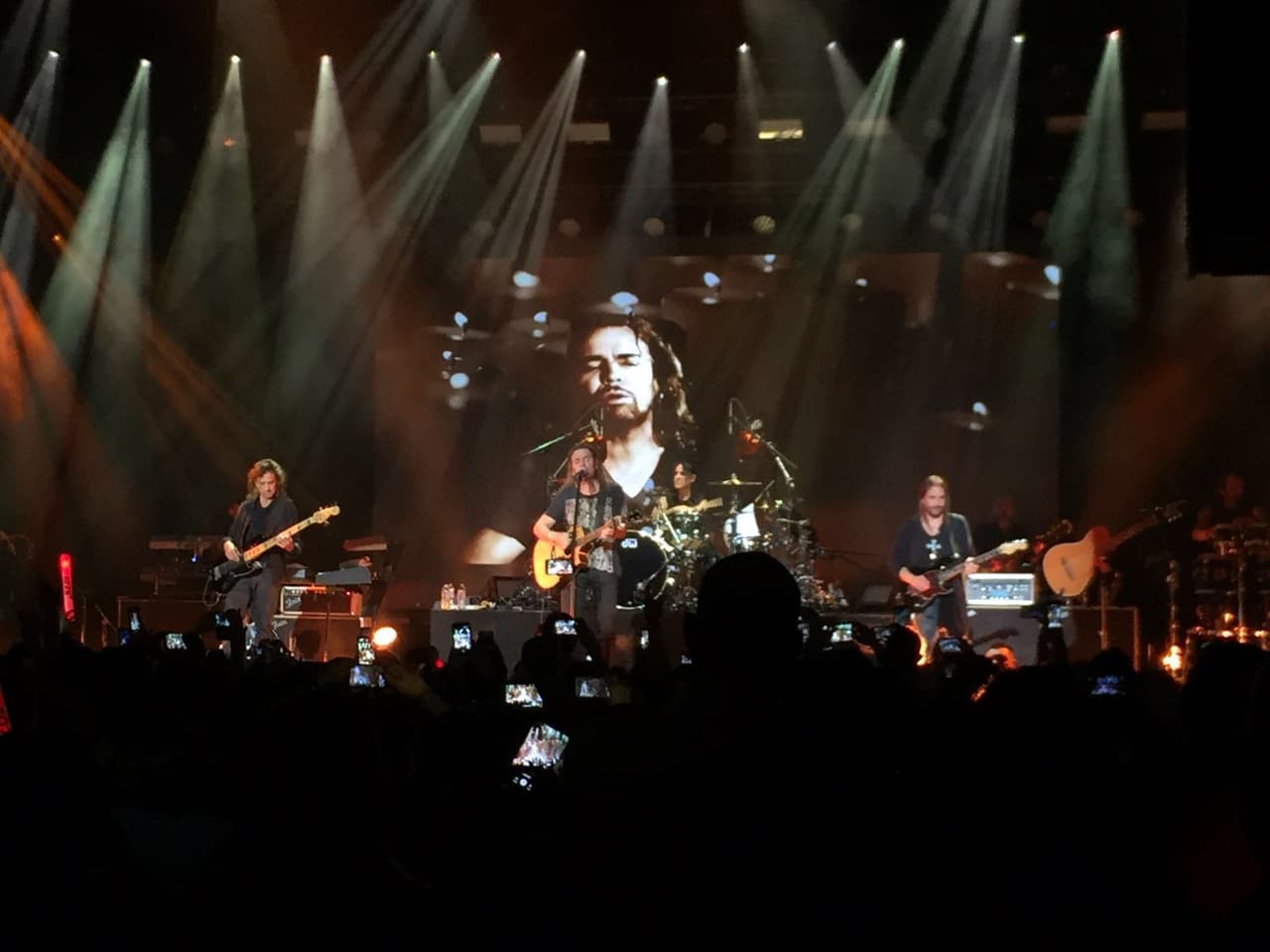 Temás como 'Oye Mi Amor' dieron la bienvenida y empezaron a calentar los motores de la noche.