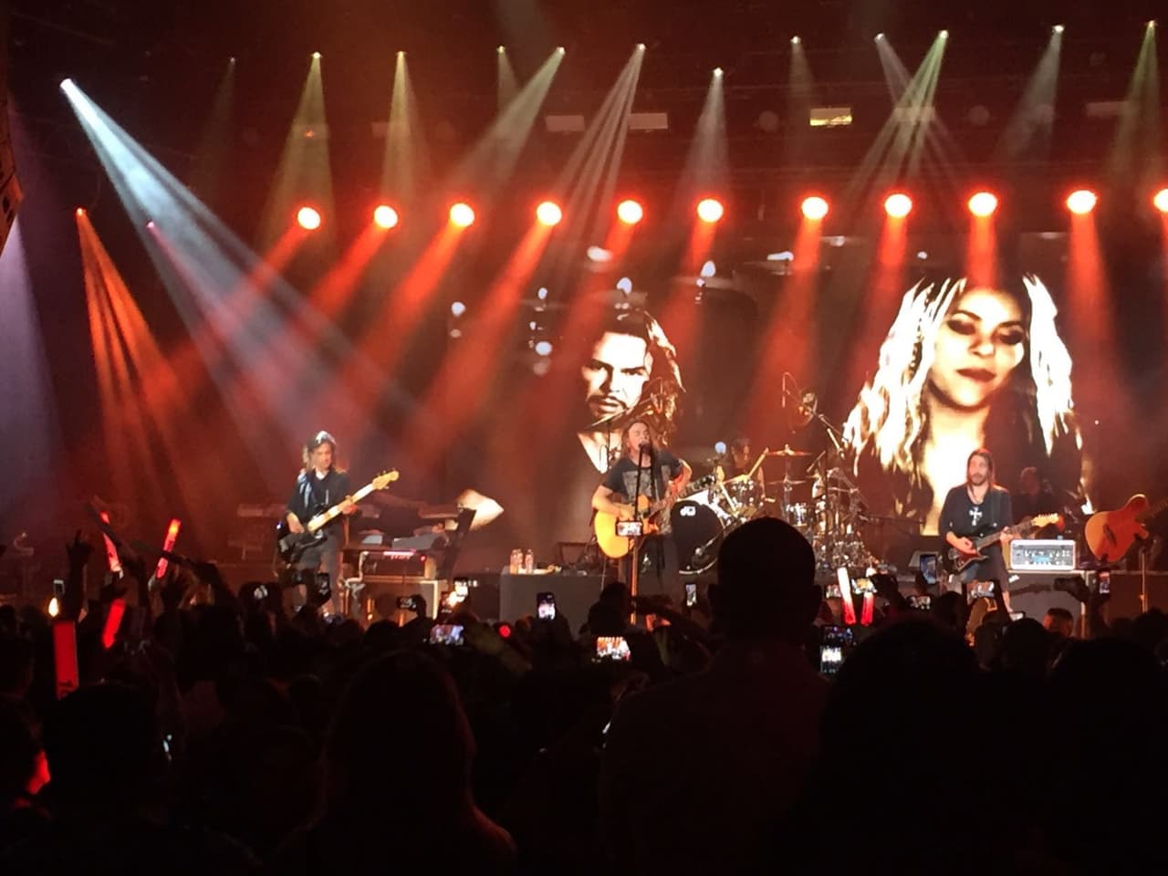 La agrupación develó su estrella en el Paseo de la Fama de Hollywood, y por la noche realizaron un concierto súper exclusivo.