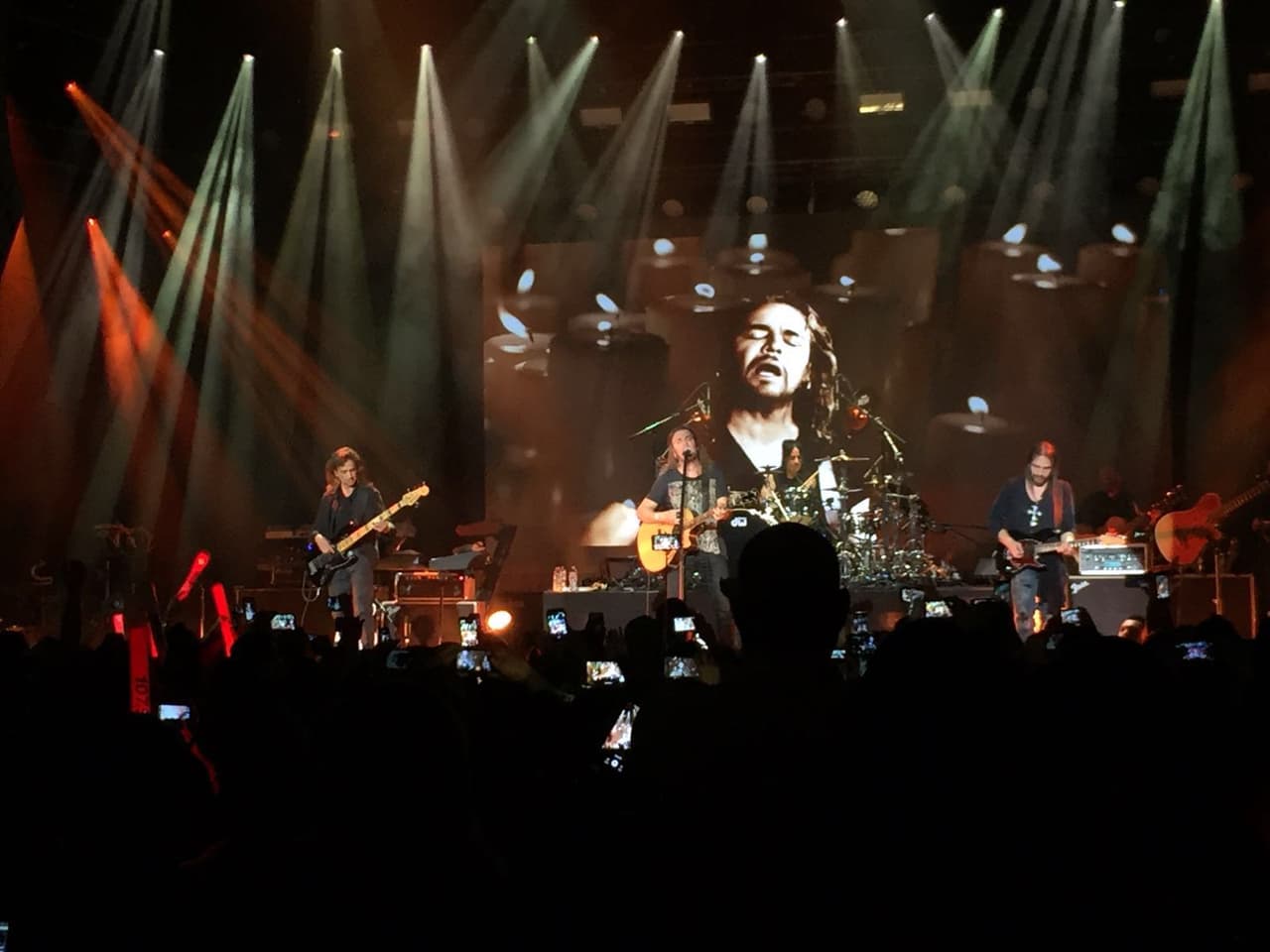 Los intérpretes de 'Mariposa Traicionera' entregaron un show lleno de emotividad y energía.