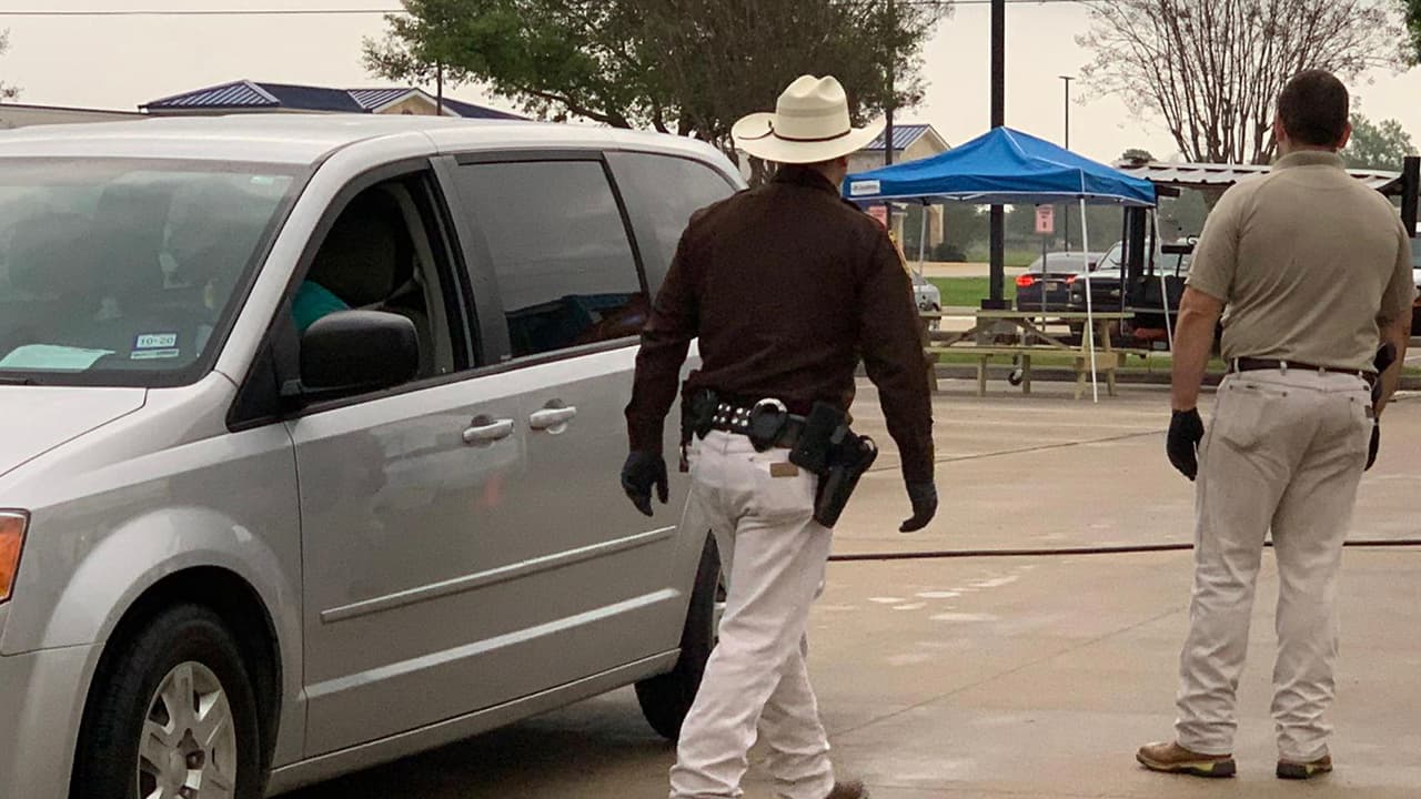 Oficiales del sheriff del condado Fort Bend coordinan la repartición.
