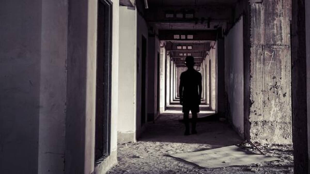 <b>El ladrón de bancos</b>
<br>En 1970, tres hombres robaron un banco cercano, uno de los ladrones fue herido por un guardia. A pesar de esto los hombres decidieron celebrarlo deteniéndose en el salón para tomar una copa. El herido murió desangrado mientras disfrutaba de su último trago. Desde entonces, tanto clientes como el personal reportan haber sido recibidos por una voz anónima que dice "¡Buenos días!". También hay informes de taburetes de bar y bebidas que parecen moverse por sí solos.