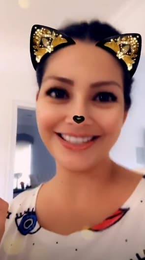 Jugando con filtros en su cuenta de Instagram, Ana Patricia anticipó que "su mana" estaría esa tarde en casa para saludarla.