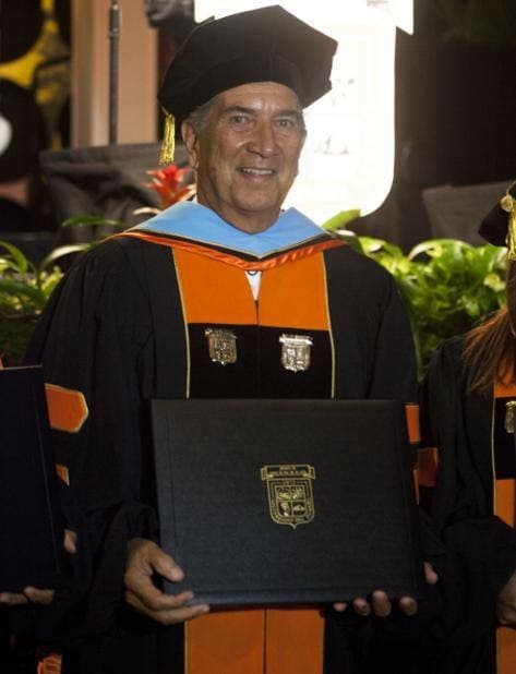 Exgobernador, Pedro Rosselló, recibe doctorado en Educación